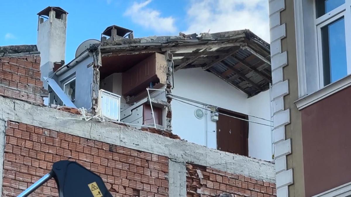 Avcılar'da yıkım sırasında bitişikteki apartman zarar gördü: Binamızın duvarı yok