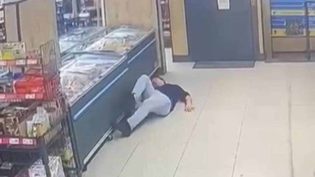 Küçükçekmecede kendilerinden şüphelenen market çalışanına yumruk atıp kaçtılar