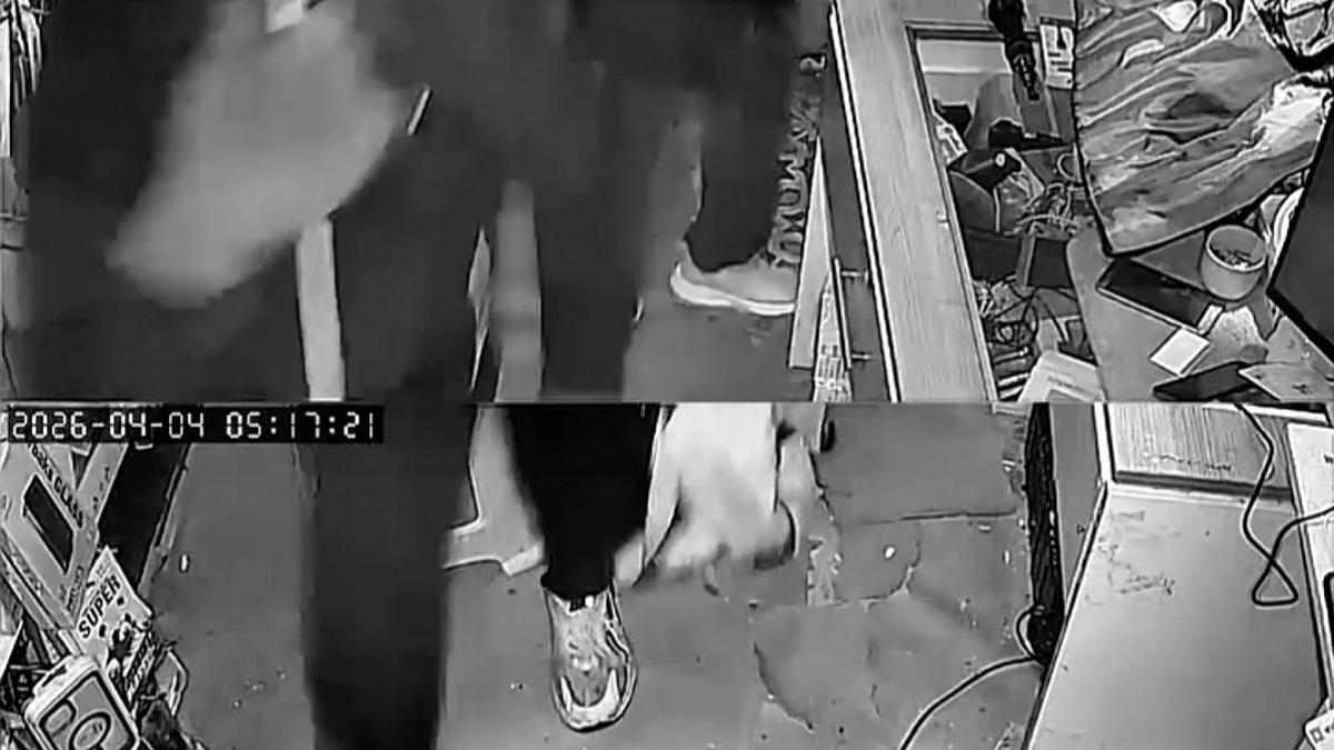 Yüzlerini kapüşonla gizleyip, 150 bin liralık telefon ve aksesuar çaldılar