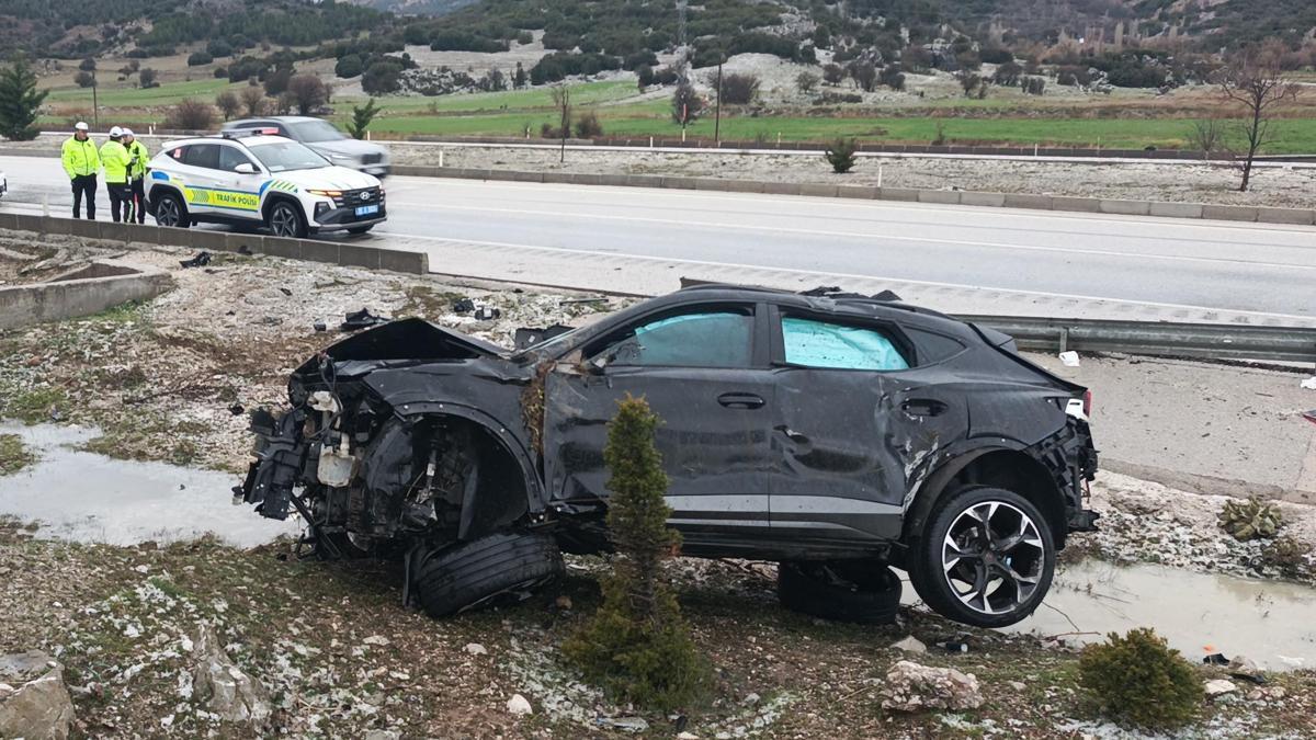 Takla atan otomobildeki 3 kişi yaralandı