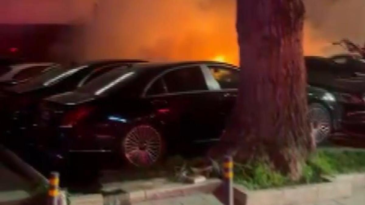 Beşiktaş'ta oto kiralama şirketinde yangın; 15 lüks araç yandı