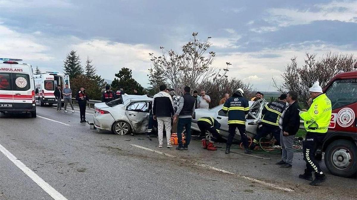 Karşı şeride geçip başka otomobile çarptı; 4 ölü, 2 yaralı