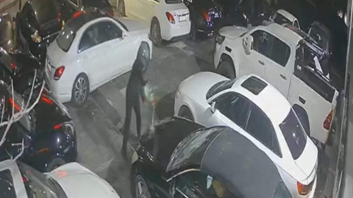 Beşiktaşta oto galerinin kundaklandığı sahibinin villasının kurşunlandığı anlar kamerada