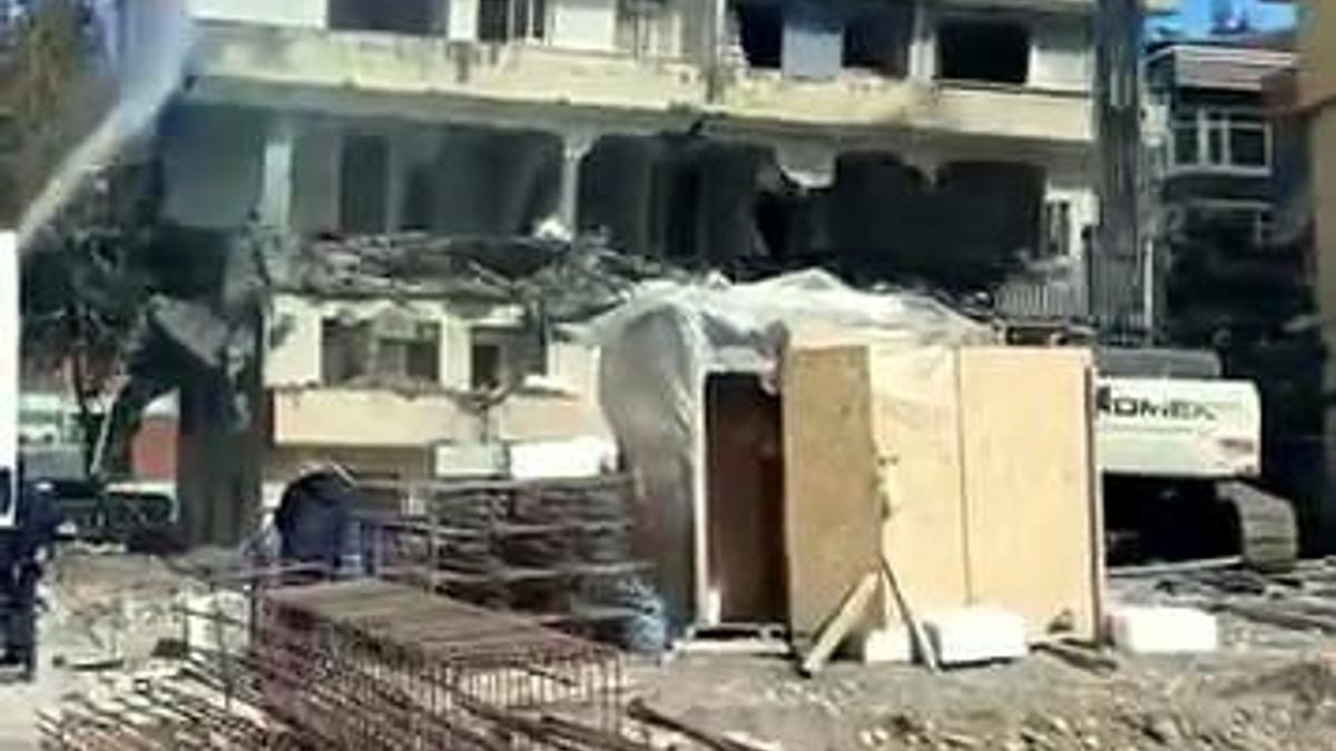 Avcılarda kentsel dönüşüme giren bina tek darbeyle yıkıldı