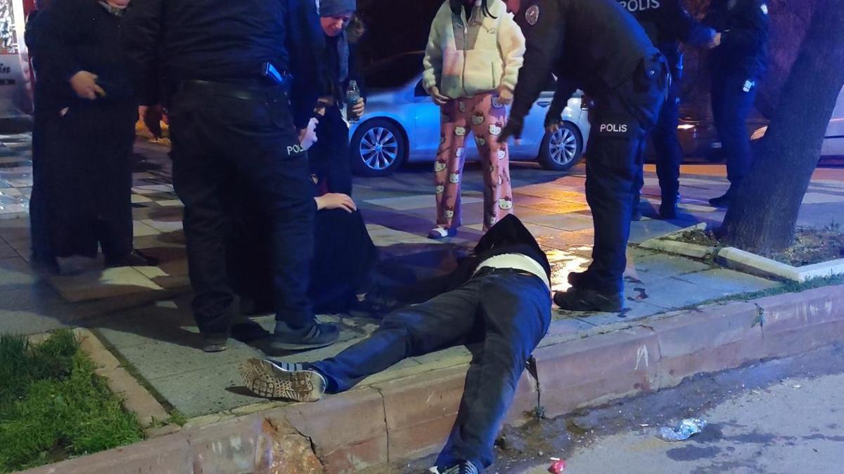 'Yan bakma' kavgası; 2 kardeş ile anneleri yaralandı