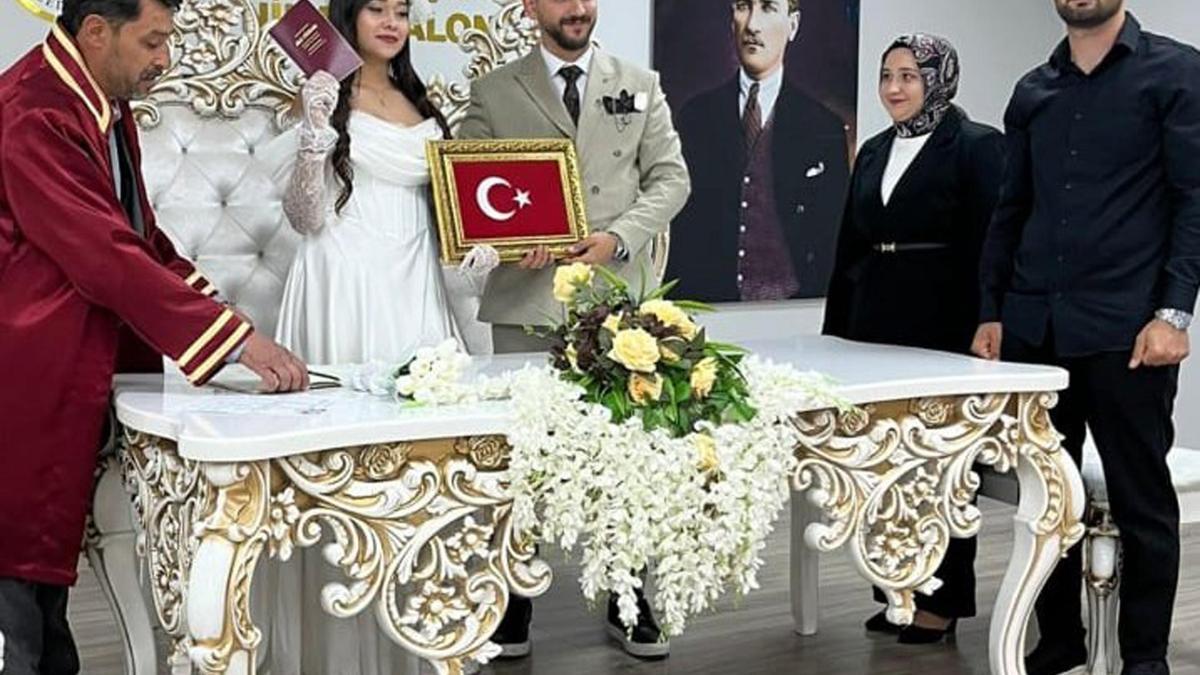 Muhtar nikahını kıydığı kızına Türk bayrağı hediye etti