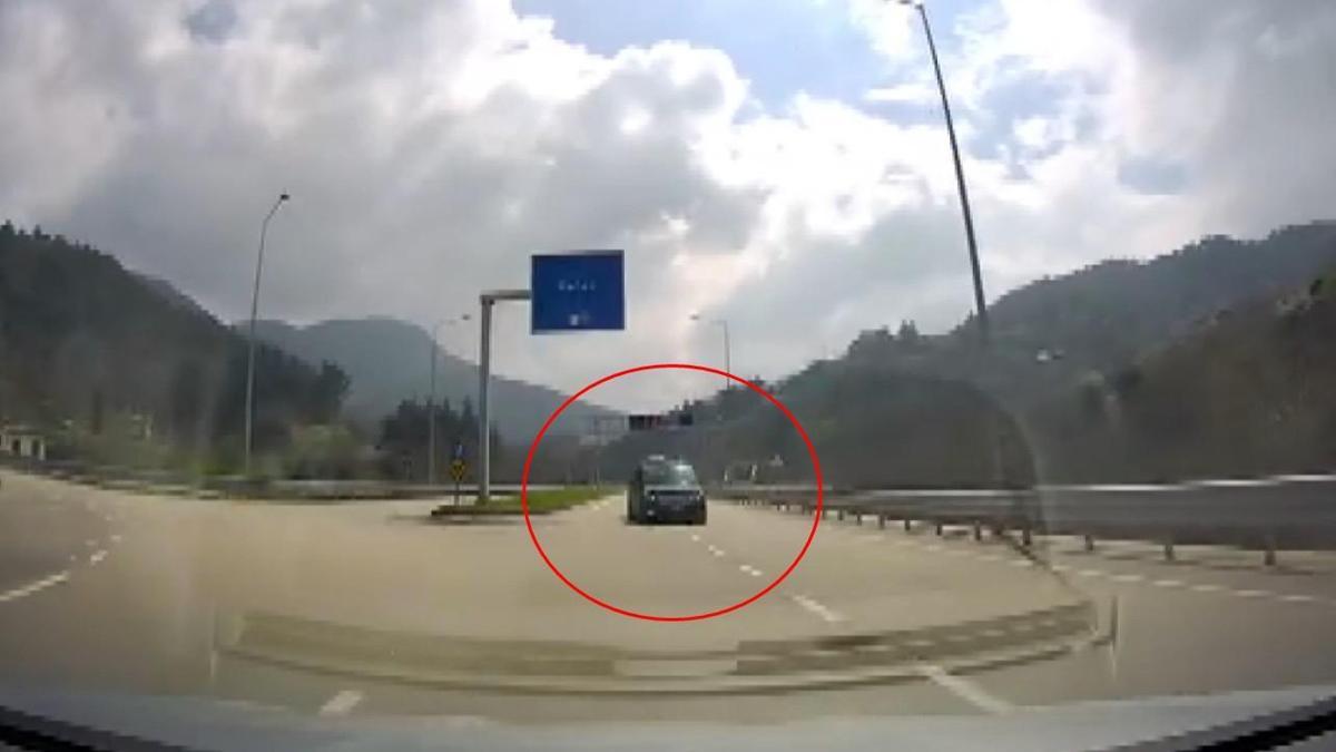 Minibüsüyle ters yönde ilerleyip trafiği tehlikeye attığı anlar kamerada