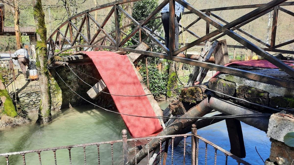 Sakaryada asma köprü çöktü: 2 yaralı