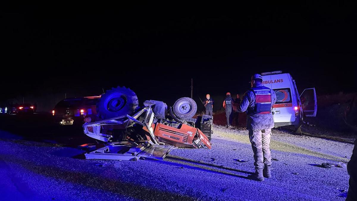 Erzurum'da feci kaza! Ambulans ile traktör çarpıştı: 4 yaralı