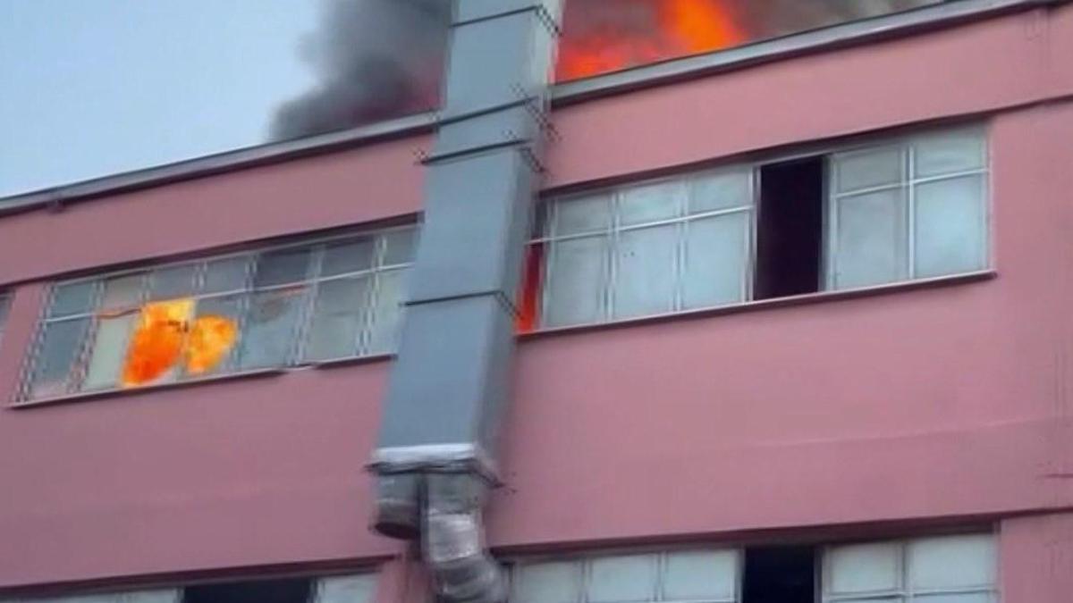 Başakşehir'de geri dönüşüm tesisinde çıkan yangın söndürüldü