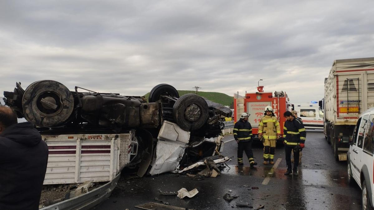 Diyarbakırda briket yüklü TIR devrildi