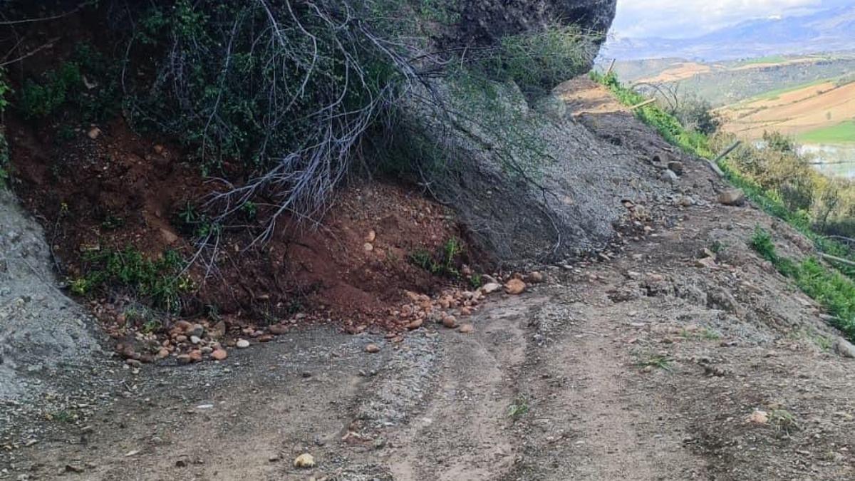 Adanada heyelan nedeniyle köy yolu kapandı