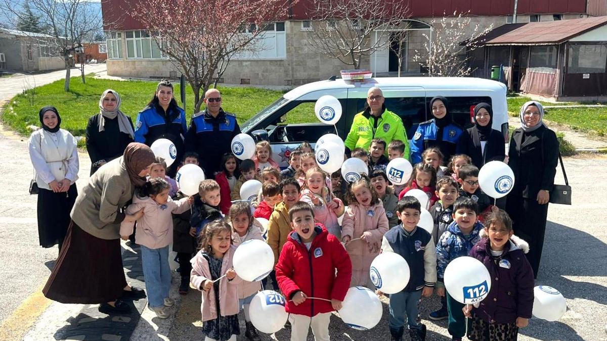 Anaokulu öğrencilerine polis anlatıldı