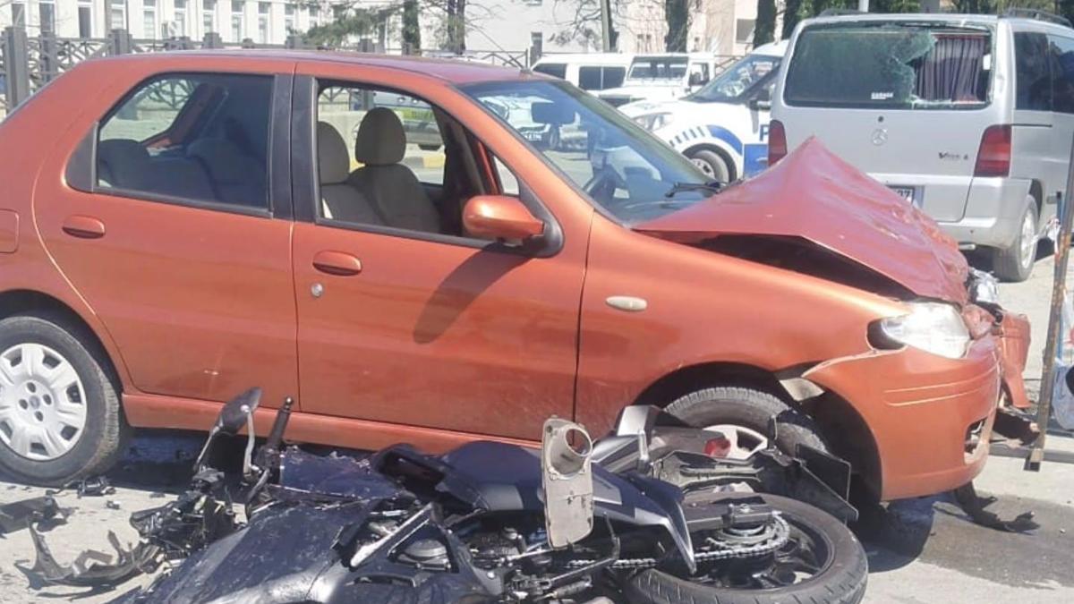 Otomobille çarpışan motosikletin sürücüsü öldü