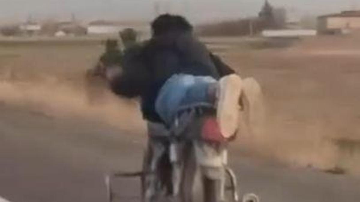 Motosikleti yüzüstü yatarak kullanan sürücüye 88 bin TL ceza