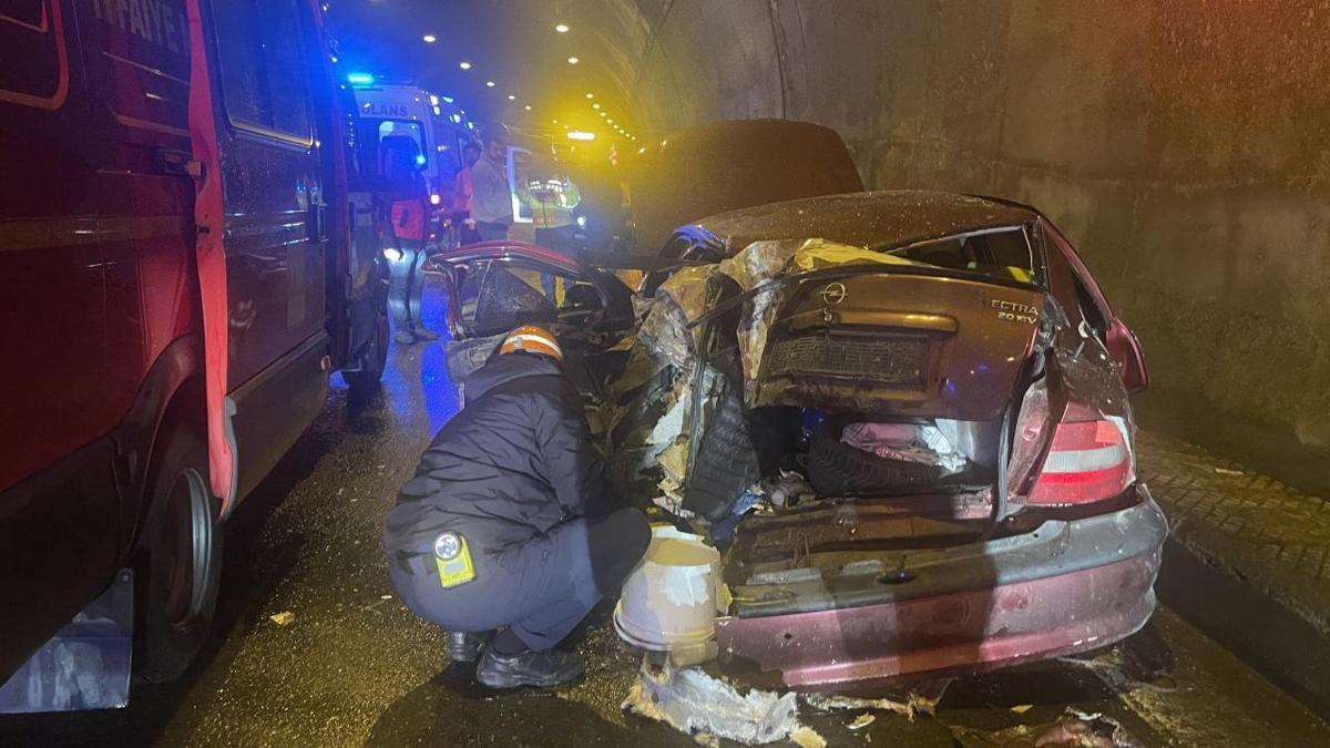 Bolu Dağı Tüneli'nde TIR, arızalanan otomobile çarptı: 5 yaralı