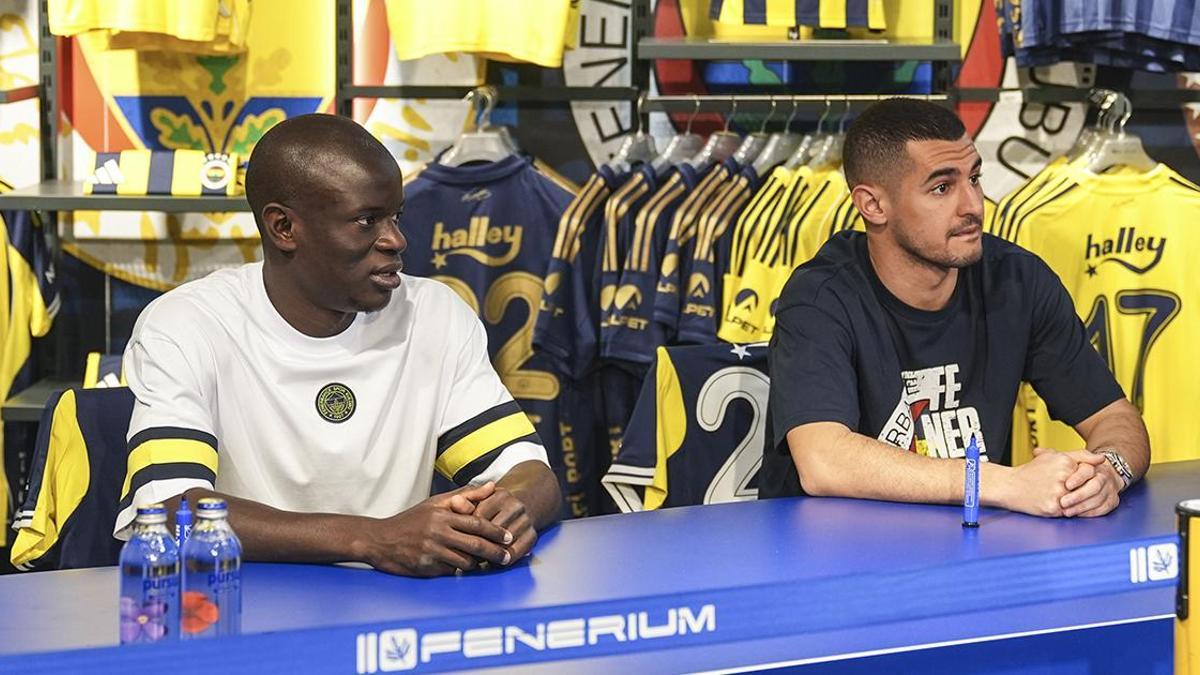 Fenerbahçe’de N’Golo Kante ve Levent Mercan, taraftarlarla buluştu