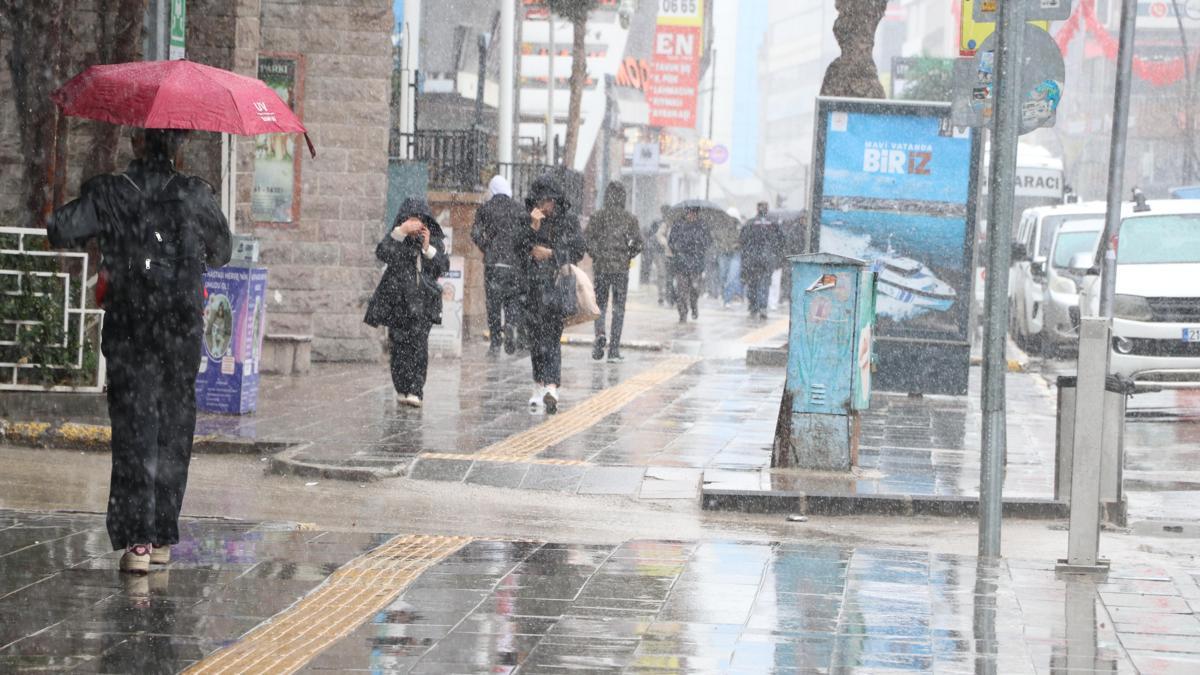 Van'da nisan karı; 11 yerleşim yeri ulaşıma kapandı