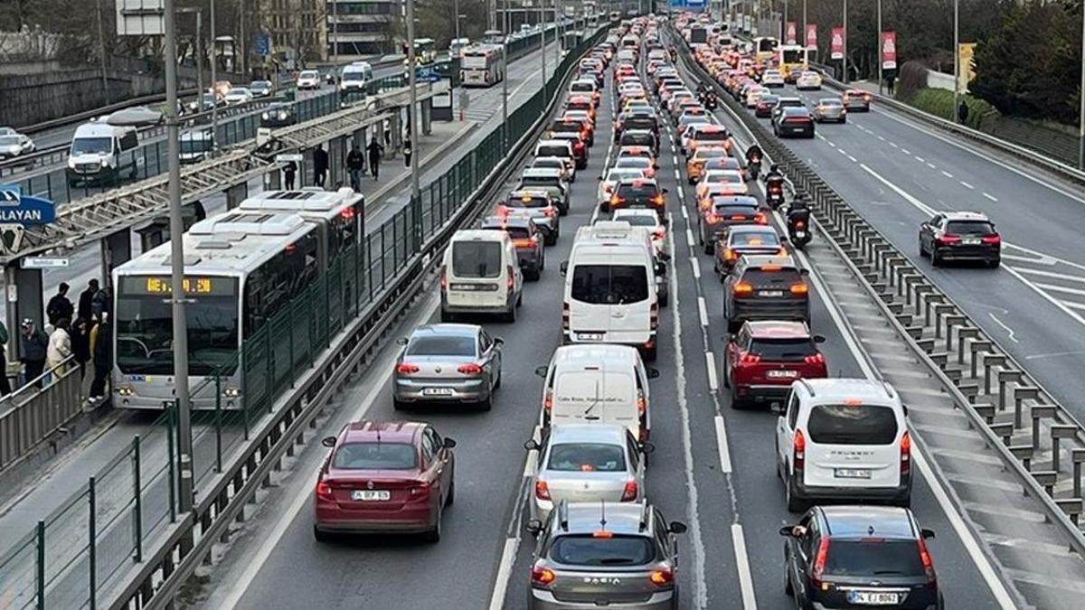 İstanbul'da akşam saatlerinde trafik yoğunluğu yüzde 81'e yükseldi
