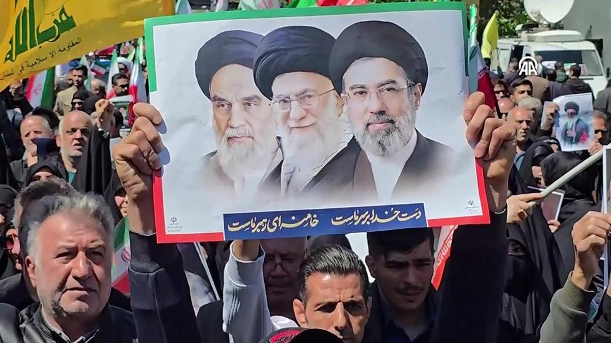 Tahran’da Ali Hamaney için 40’ıncı gün anması