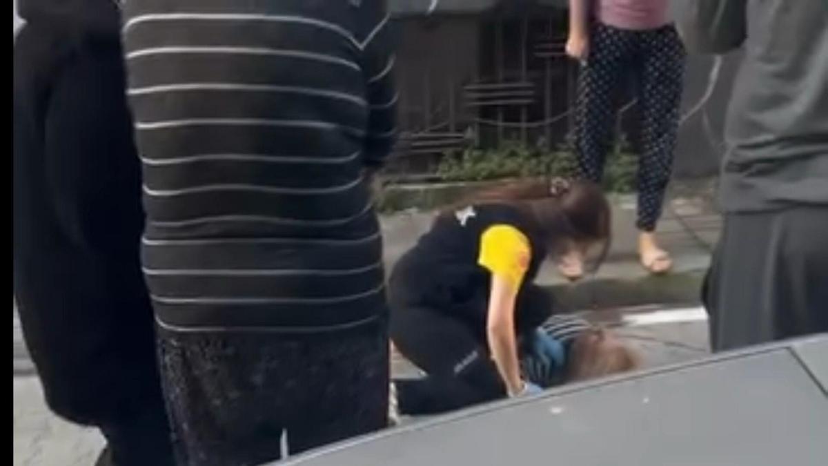 Müşterisinin evinde temizlik yaparken 5inci kattan düşüp, yaralandı