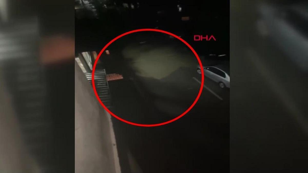 Sel adım adım böyle gelmiş! İki kişiyi ölüme götüren anlar kamerada