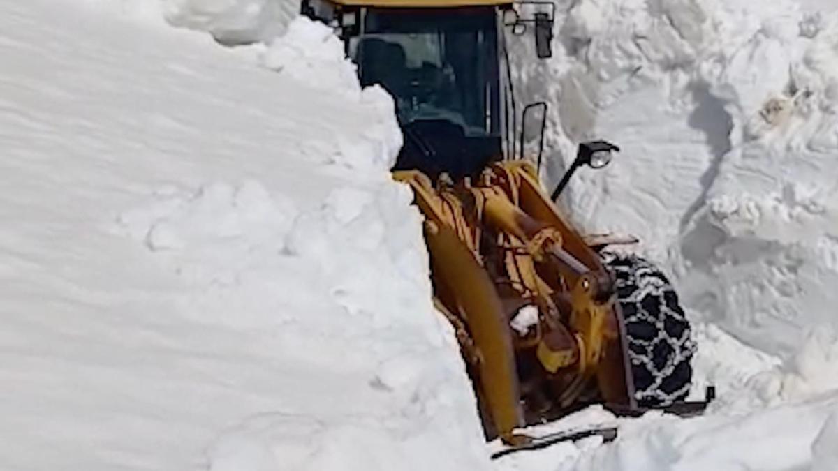 Nisan ayında 4 metre karla mücadele