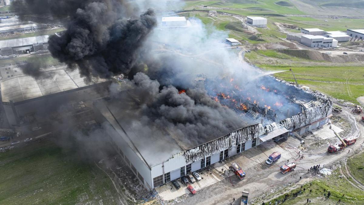 Ankara'da mobilya deposunda çıkan yangın söndürüldü