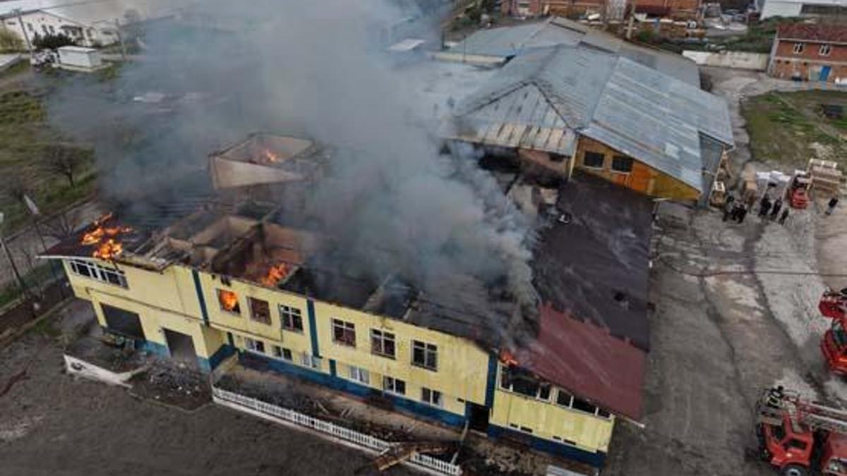 Kastamonu'da fabrika yangını: Alevler kontrol altında
