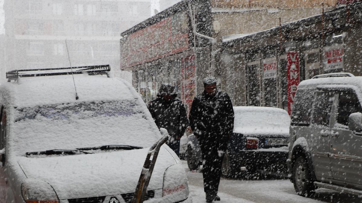 Van'da kar yağışı; 93 yerleşim yeri ulaşıma kapandı (2)