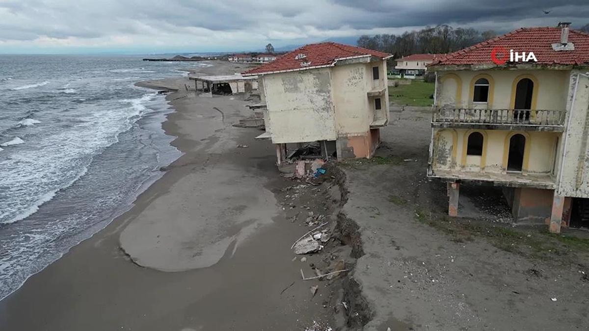 Kıyı erozyonu tatil evlerini vurdu
