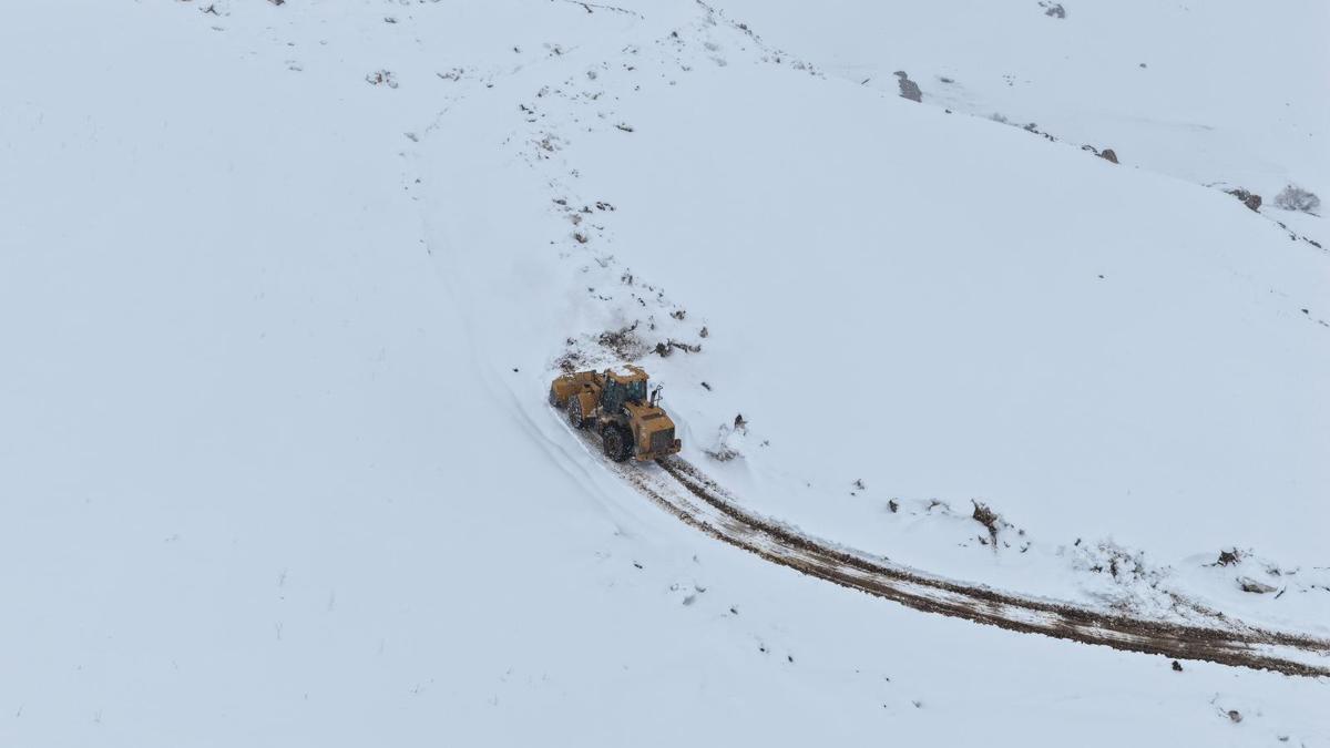 Van'da kardan kapanan 93 yerleşim yerinin 39'u ulaşıma açıldı