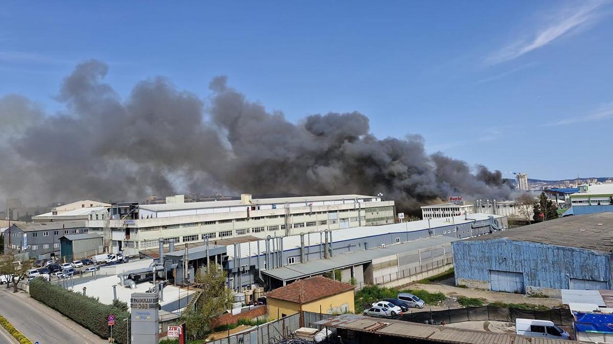 İstanbul'da iş yeri yangını: Duman gökyüzünü kapladı