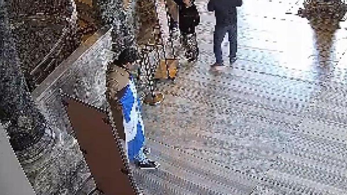 Ayasofya Camii'nde provokasyon: İdeolojik içerikli bayrak açan 2 kişi tutuklandı!