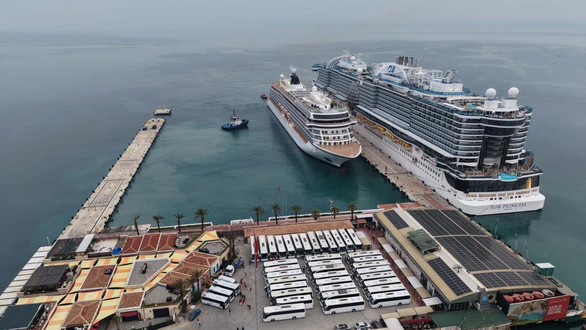 Kuşadası'na 2 kruvaziyerle 5 bin 297 turist geldi