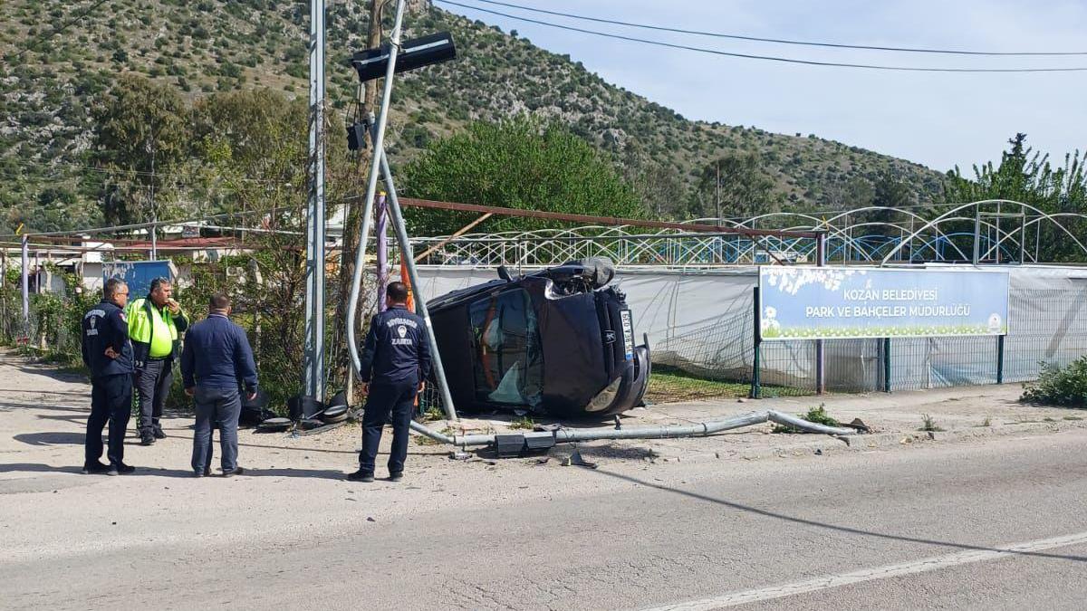 Devrilen otomobilin sürücüsü yaralandı