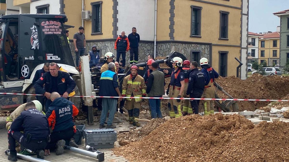 Manisa'da kanalizasyon çalışmasında göçük; 1 işçi toprak altında kaldı