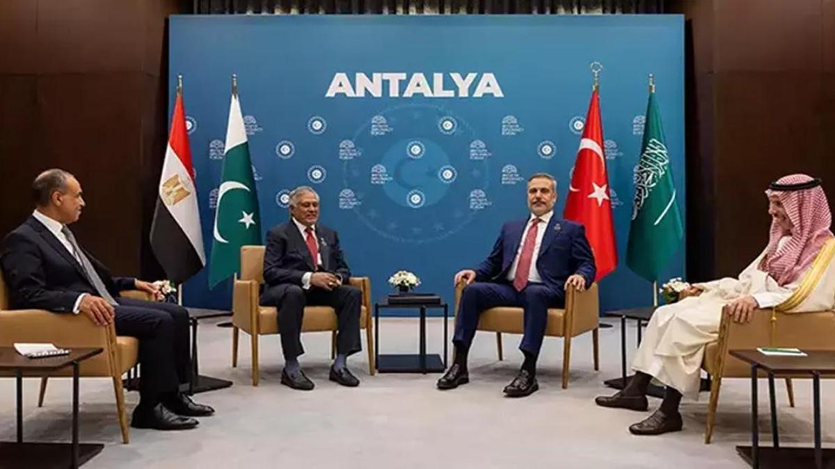 Antalya'da, Türkiye-Mısır-Pakistan-Suudi Arabistan Dışişleri Bakanları zirvesi