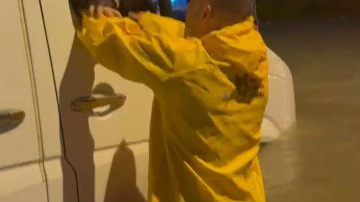 Adana’da sağanak hayatı olumsuz etkiledi; minibüste mahsur çocuklar kurtarıldı