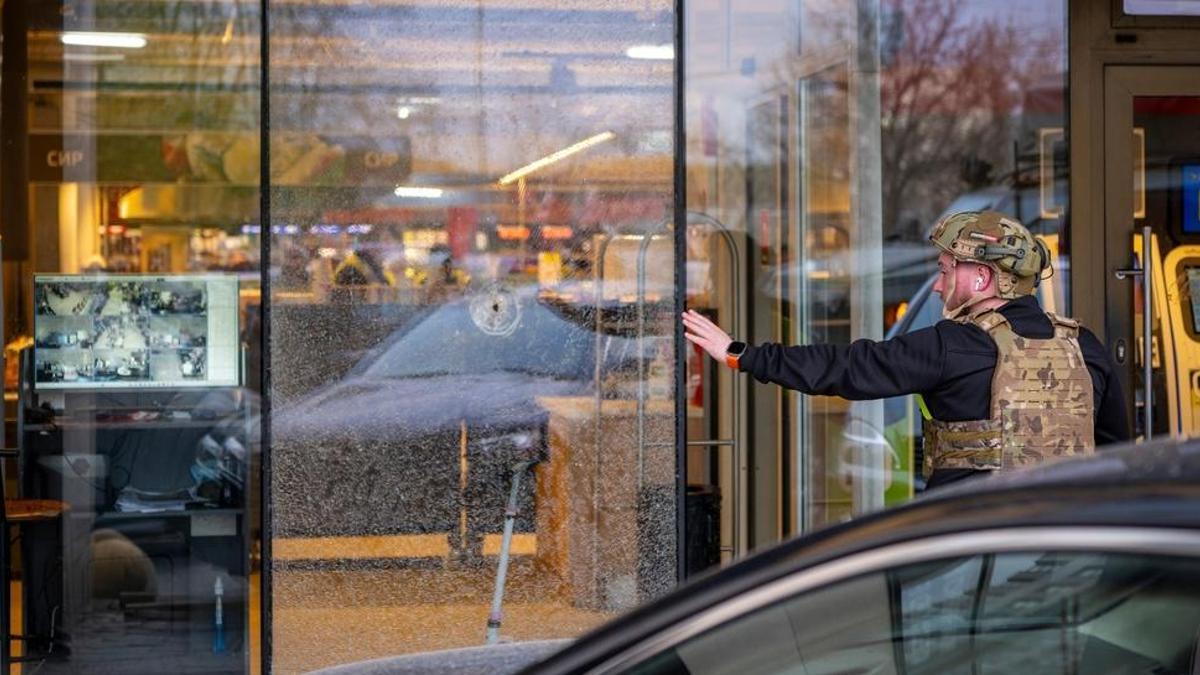 Kiev’de dehşet anları! Sokakta ateş açtı, markettekileri rehin aldı: 6 ölü…