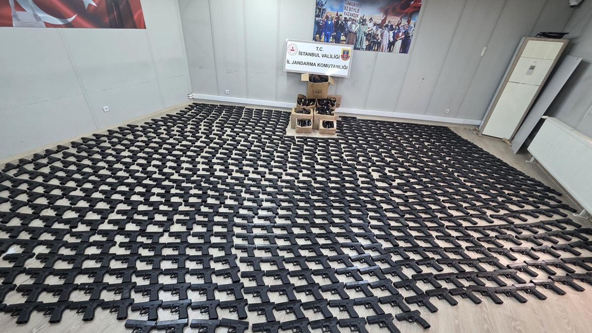 Eyüpsultanda silah ticareti operasyonu: Kamyonette 1021 tabanca ele geçirildi