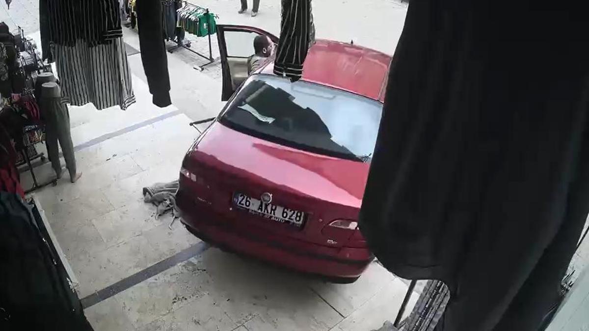 Faciaya ramak kala durduruldu: El frenini çekmeyi unutmuş!