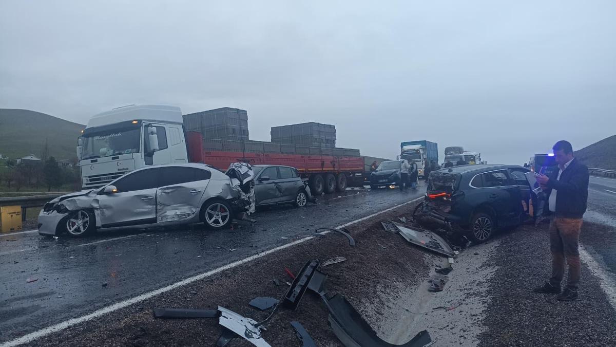 Yolcu otobüsü 10 araca çarparak durabildi: 7 yaralı