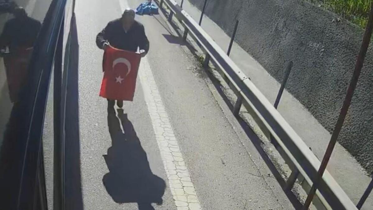 Yerdeki bayrağı görünce durdu: Şoförden alkışlanacak davranış