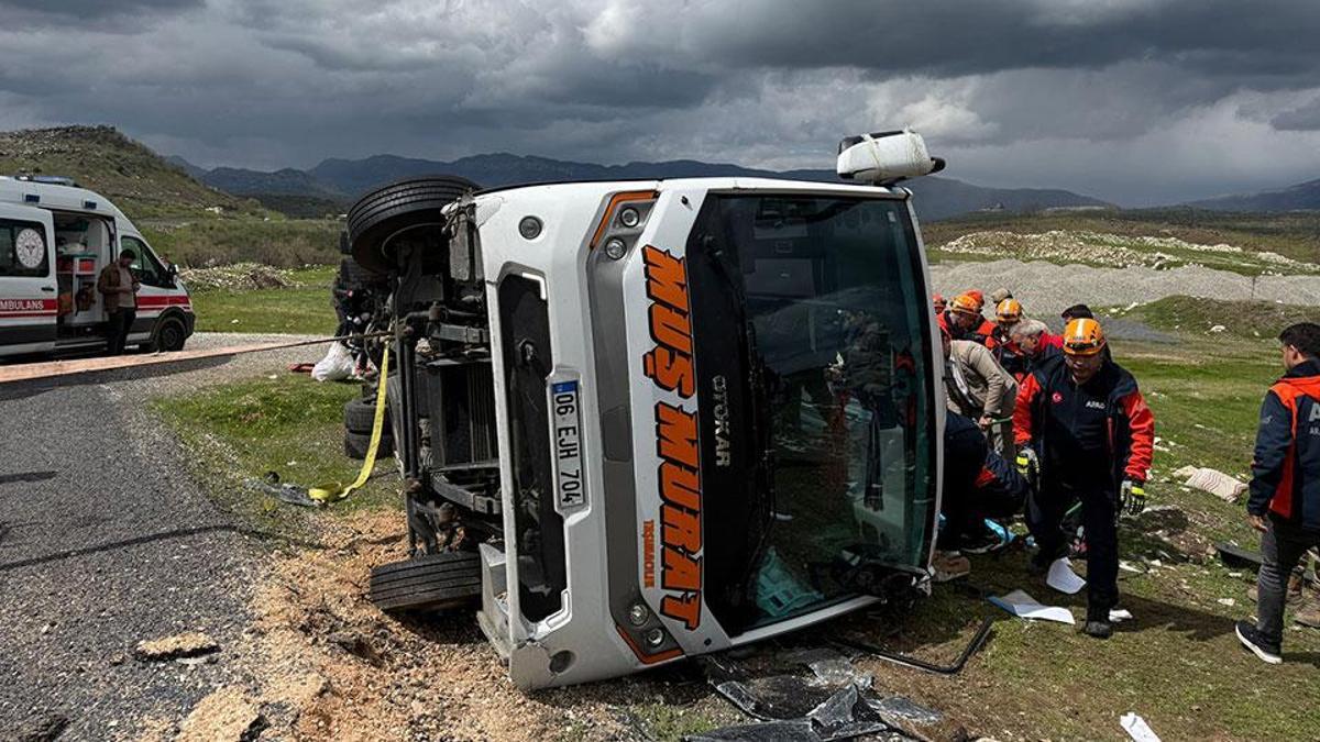 Diyarbakır'da şehirlerarası yolcu midibüsü devrildi