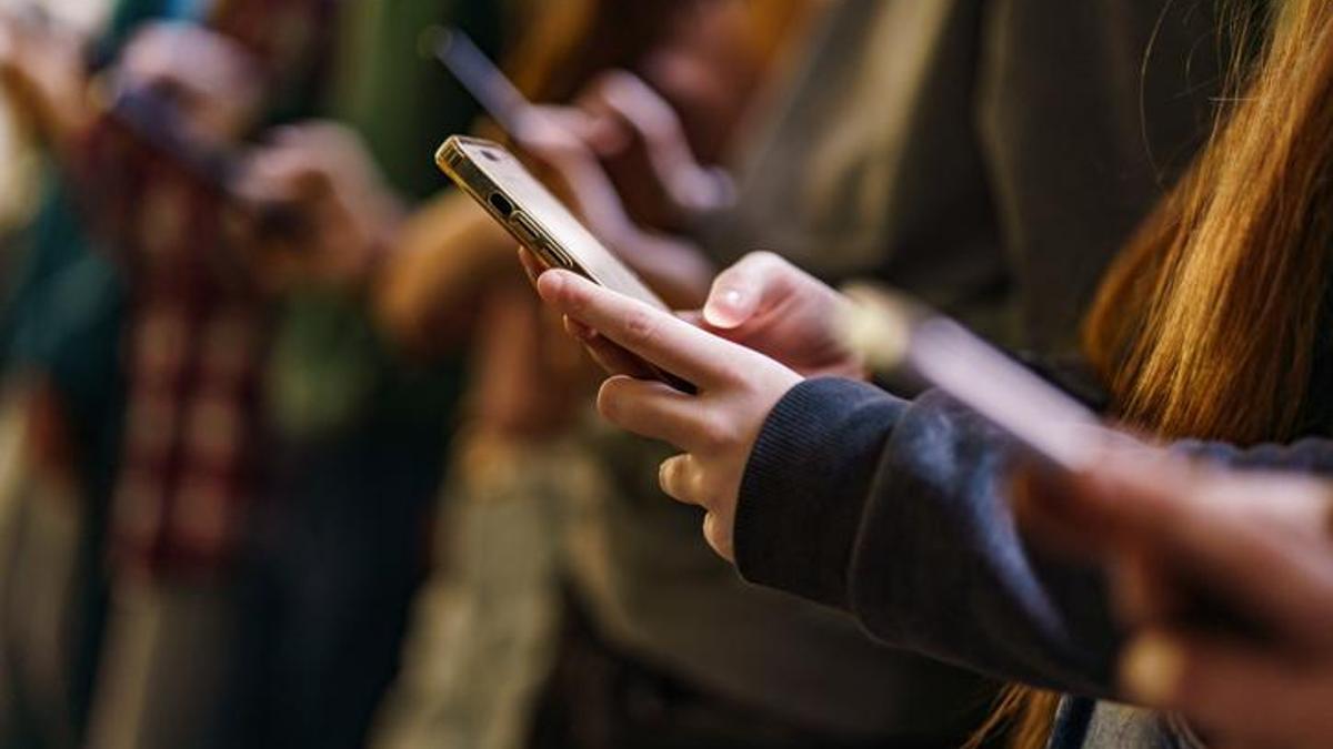 İngiltere’den yeni adım: Okullarda telefon yasağı zorunlu olacak