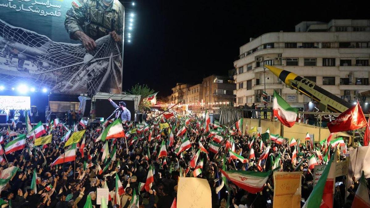 Uzman isimler önemini anlattı! Tahran sokaklarında askeri demonstrasyon: “STOKLARIMIZ VAR”