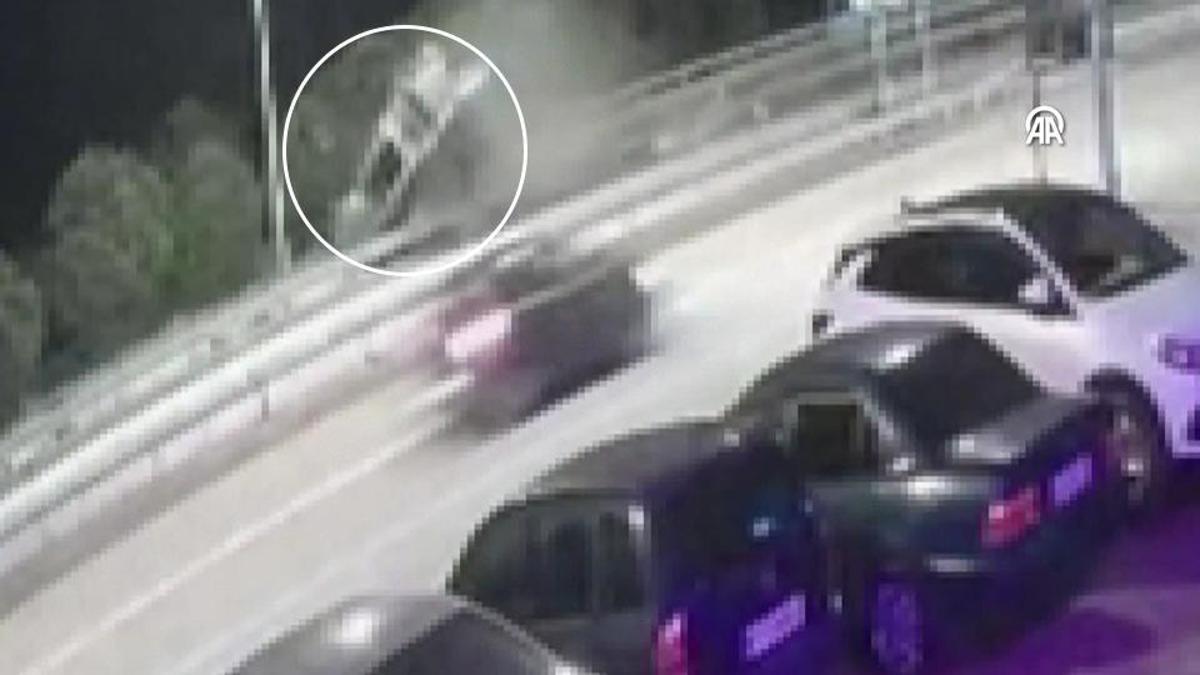 Otomobil takla atarak devrildi… 3 kişinin yaralandığı kaza böyle görüntülendi