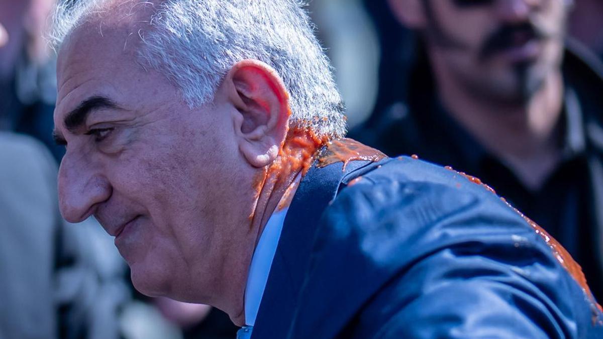 Rıza Pehlevi, Almanya'da protesto edildi: Üzerine kırmızı sıvı atıldı!