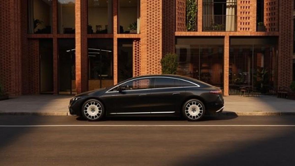 Yeni Mercedes EQS 926 kilometrelik menzile koşuyor